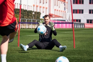 拜仁介绍今日训练:帕夫洛维奇、诺伊尔均恢复有球训练