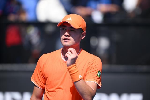 Bwin-张奔斗：腿部拉伤的吴易昺，把对手打到腿抽筋