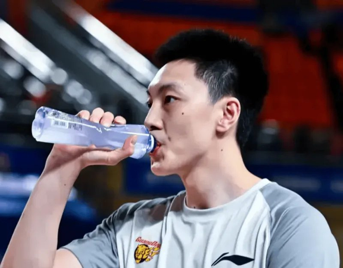 必赢体育-广东80-82新疆4坏消息！胡明轩徐杰没法看，二阵狂丢分，防守辣眼|全明星|焦泊乔|比赛|懒懒|CBA_新浪体育_新浪新闻