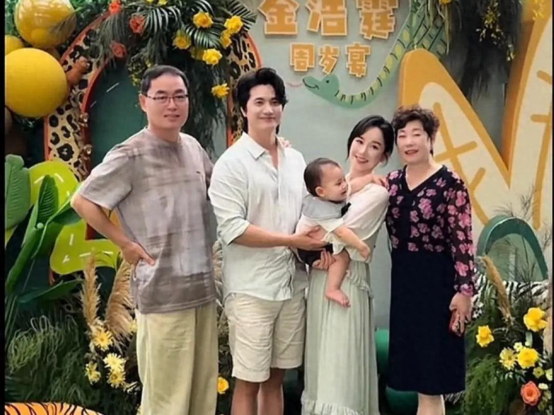 Bwin-张檬儿子周岁宴排面拉满，爸爸全程温柔抱哄，被全家宠成小宝贝